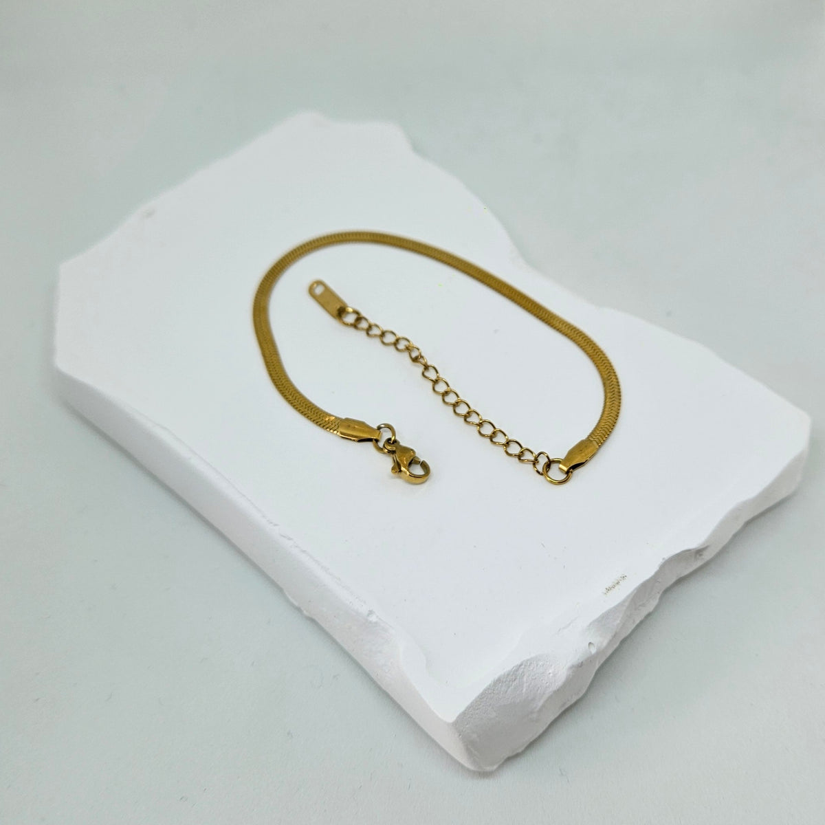 Gold thick chain bracelet photo