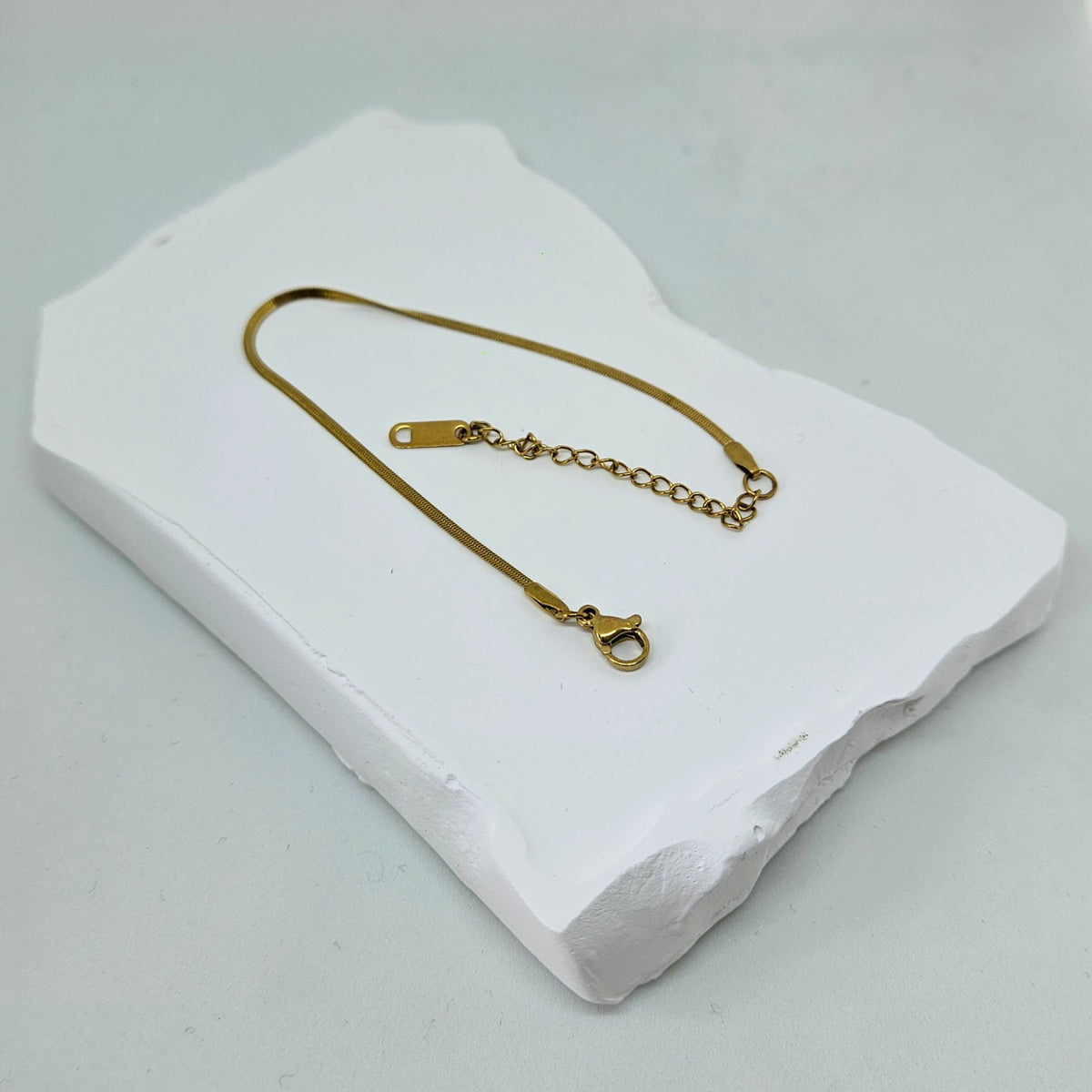 Gold thin chain bracelet photo